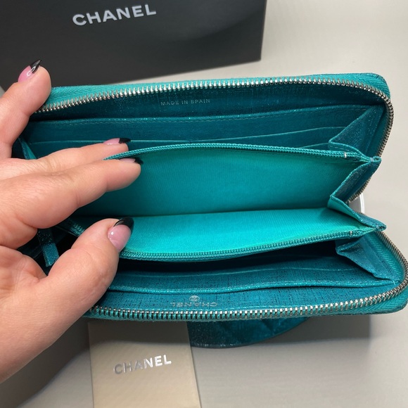 ❌SOLD❌ EUC Authentic CHANEL Quilted Metallic Turquoise Wallet - Picture 11 of 11